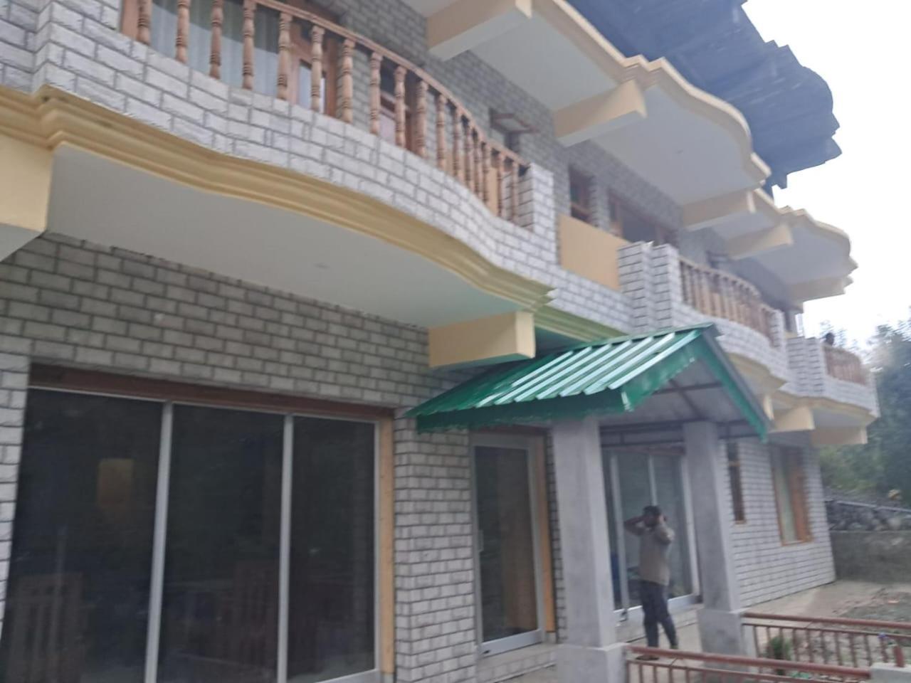 Hotel Royal Galaxy Tirthan Banjār Kültér fotó